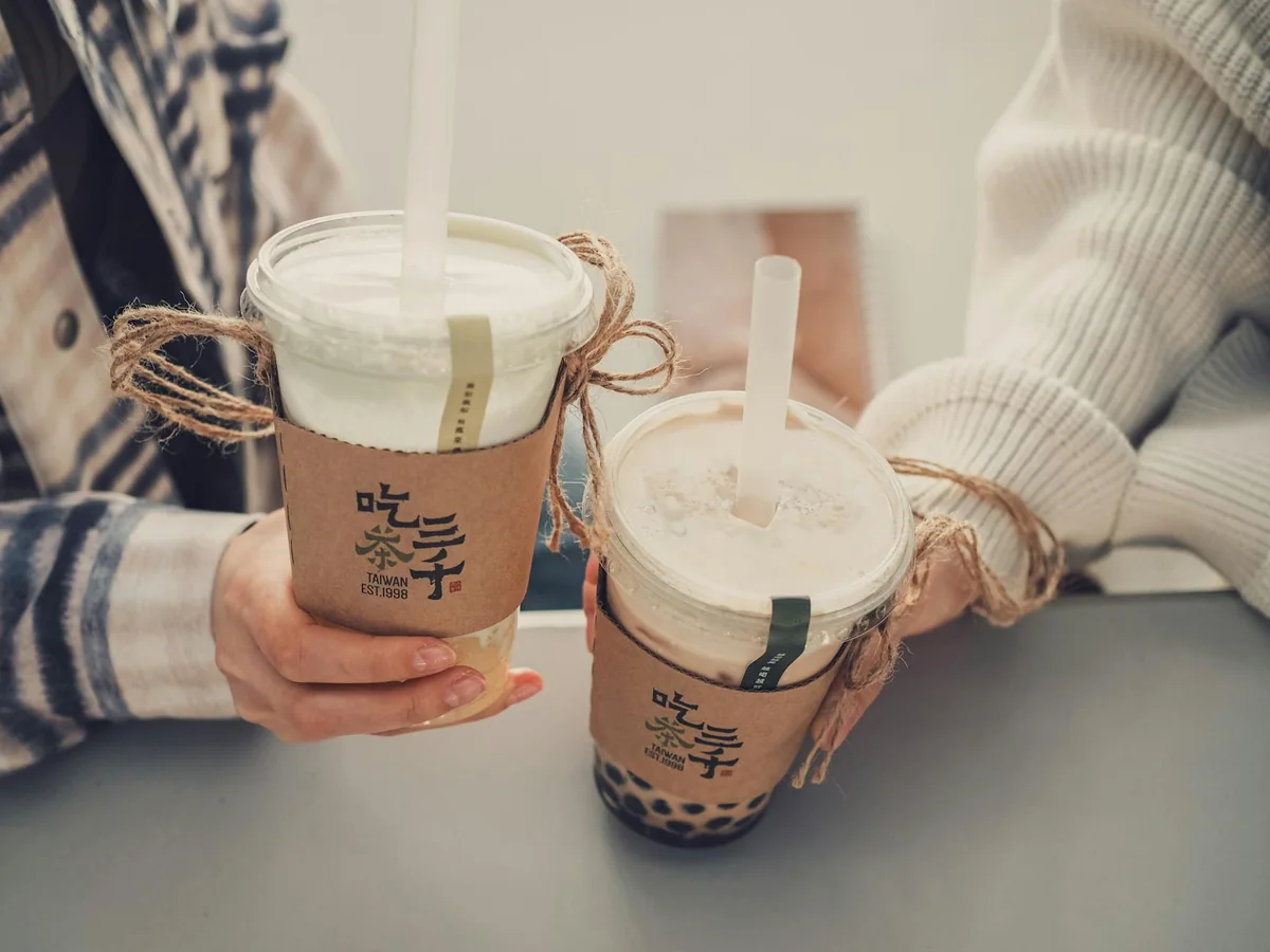 视频拍摄现场，摄影师调整摄像机位与灯光设备
